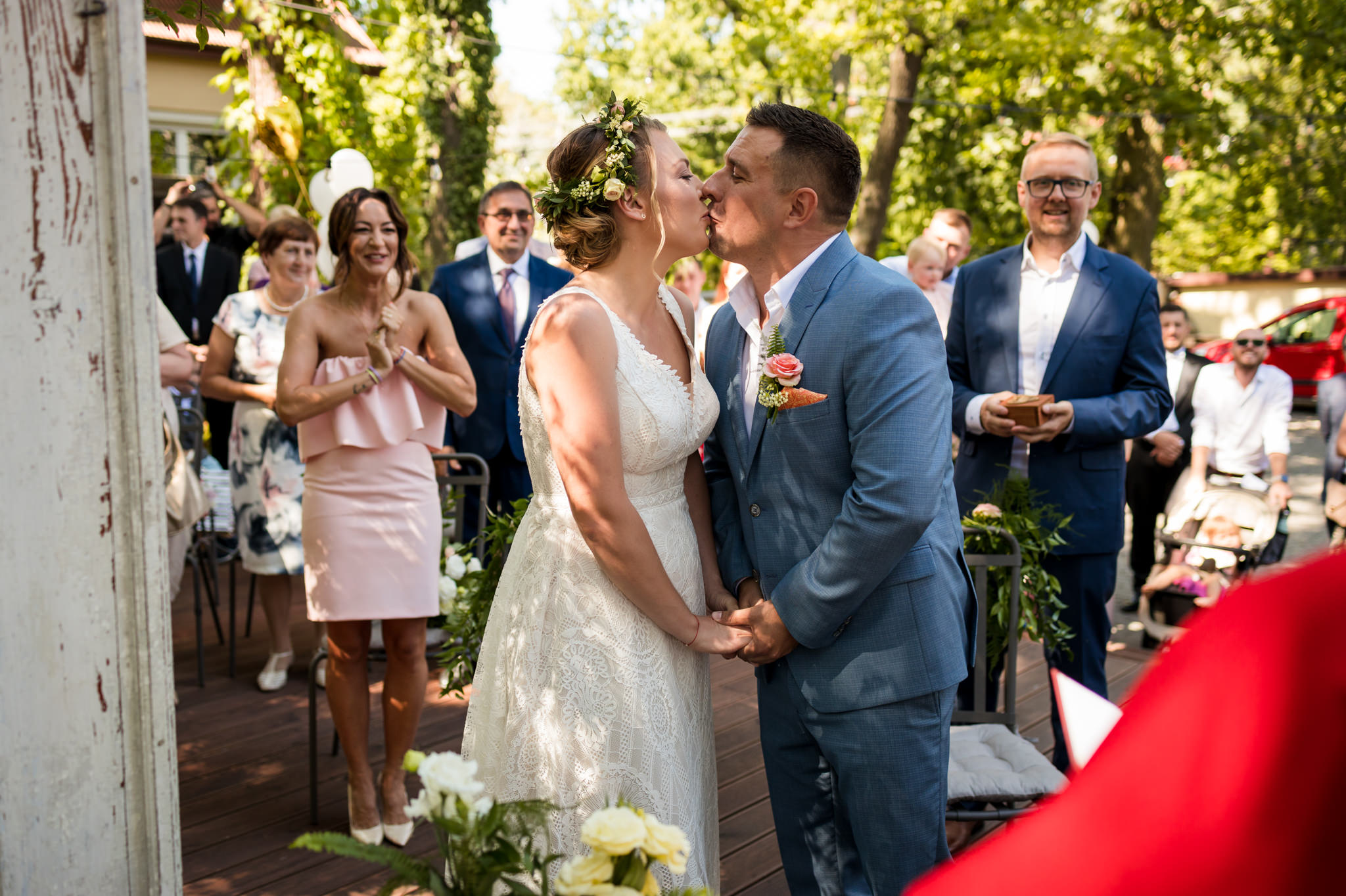 pocałunek pary młodej na ślubie